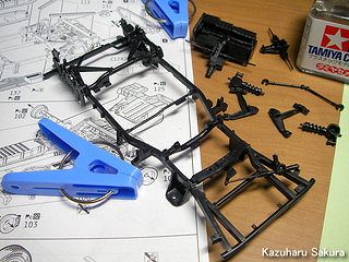 1/24 '12スバル・サンバートラック 製作記 ～ フレームにパーツを接着させていく